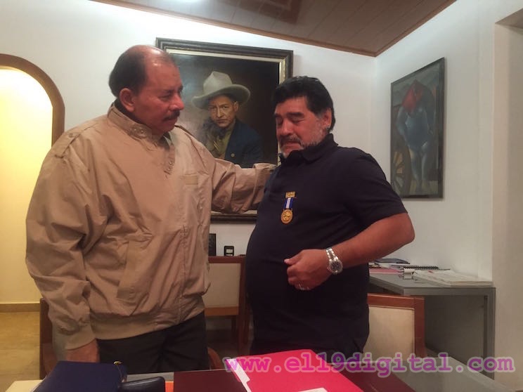 Presidente Daniel Ortega impone Orden Augusto C. Sandino a Diego Armando Maradona